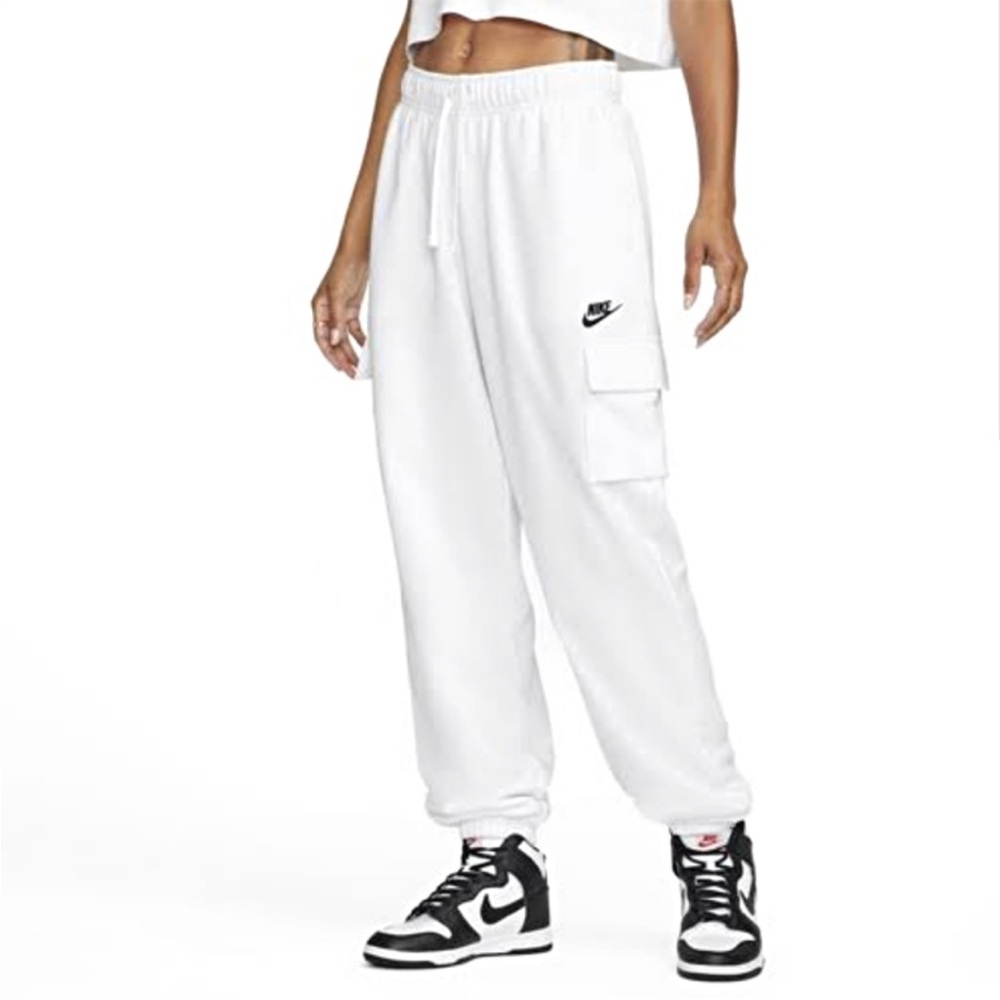 Nike Sportswear Club FleeceWomen's Mid-Rise Oversized Cargo Sweatpants
